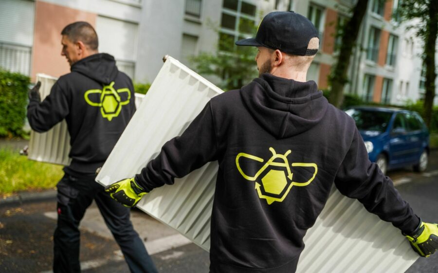 Fleißig und gezielt wie ein Bienenschwarm erfolgt die Schrottabholung Bild: Schrottabholung digital und mobil