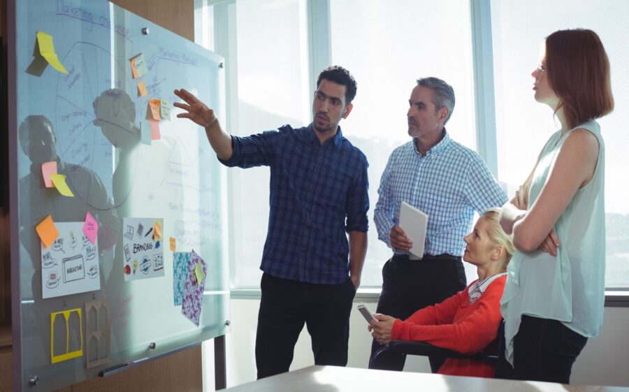 Häufig entscheiden sich Handwerksbetriebe für eine Mischung aus internem und externem Marketing Bild: Meeting in einer Marketing-Agentur