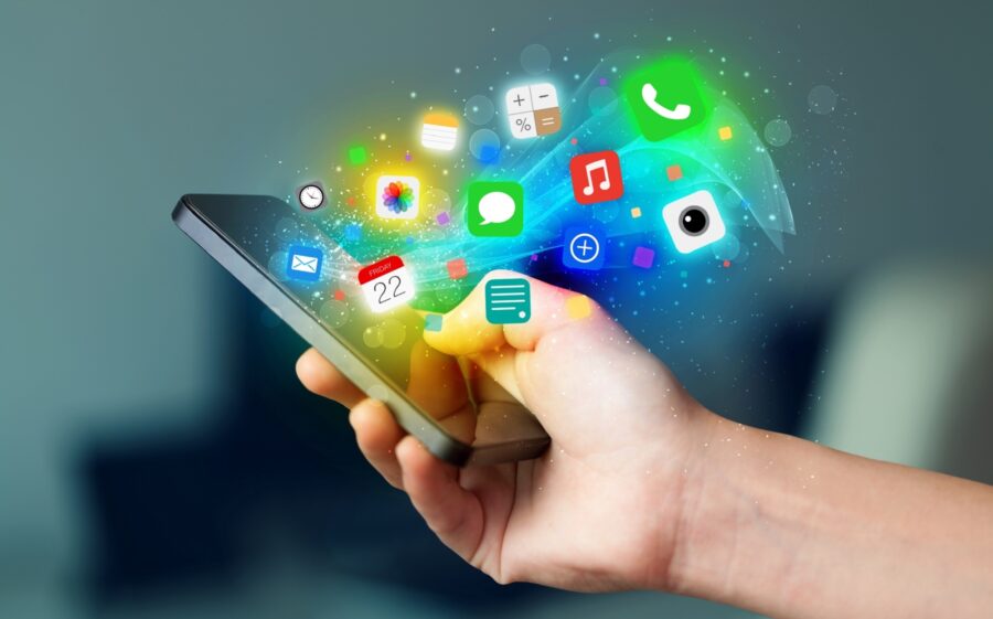 Insbesondere die jungen Leute, erreichest du primär über Social-Media Bild: Smartphone mit Social-Media-Apps