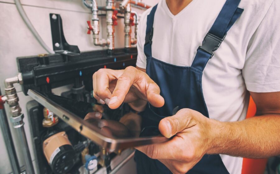 Software-Schnittstellen erleichtern Handwerkern die Angebots-Erstellung Bild: Handwerker stellen Produkt für Lieferanten her