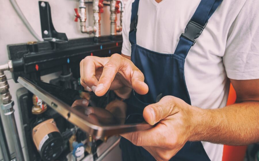 Klassische Arbeitsweisen müssen durch eine Digitalisierung nicht unbedingt verdrängt werden - sie lassen sich häufig verbessern Bild: Klassische Arbeitsweisen im Handwerk