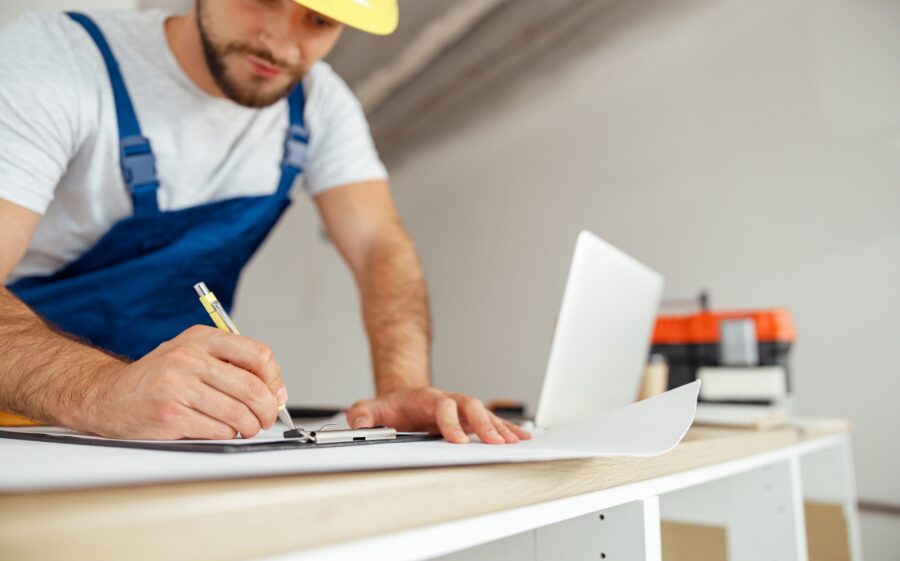 Viele Betriebe im Handwerk arbeiten auch 2020 noch mit Zettel und Stift Bild: Handwerker arbeitet mit Stift und Papier