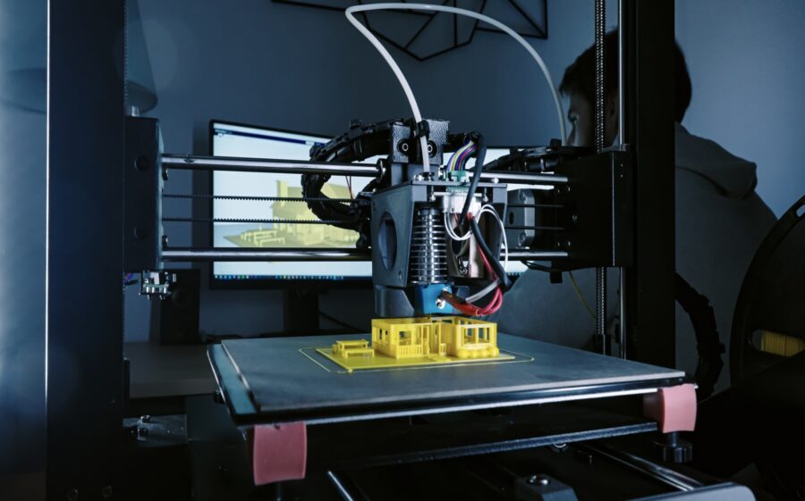 Digitalisierung im Handwerk war schon Anfang der 2000er ein viel diskutiertes Thema Bild: Roboterhand als Sinnbild für Zukunftsprognosen