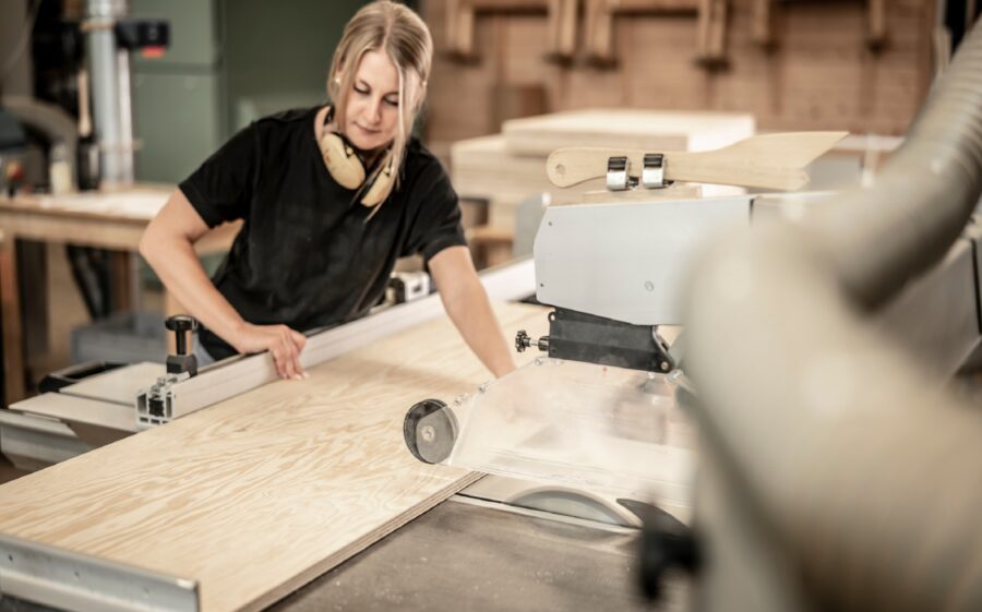 Bilde selbst aus um den Fachkräftemangel entgegen zu wirken Bild: Tischler in der Ausbildung