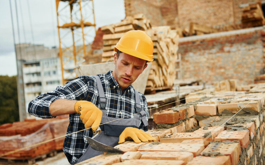 HERO für das Maurer-Handwerk und den Betonbau Bild: Maurer, der die Hero Software nutzt