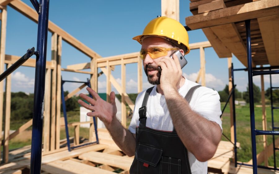 Die HERO Holzbau Software verschafft dir mehr Zeit für die Arbeit beim Kunden Bild: Zimmermann hat mehr Zeit für die Arbeit vor Ort - dank Hero Software