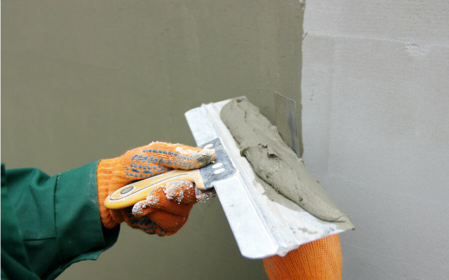 HERO befreit Verputzer von ortsgebundener Büroarbeit Bild: Verputzer bei der Arbeit