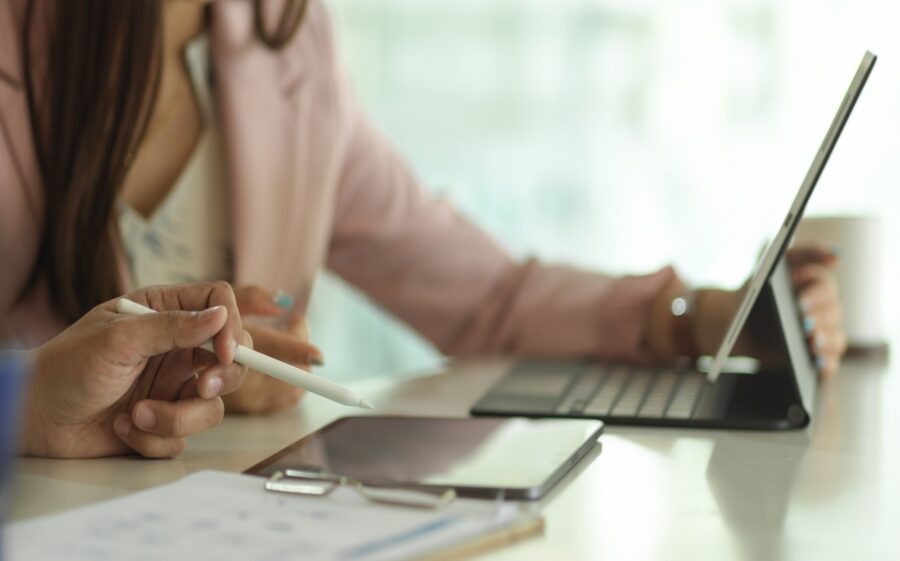 Produktentwickler arbeiten viel im Team Bild: Produktmanager in einem Meeting