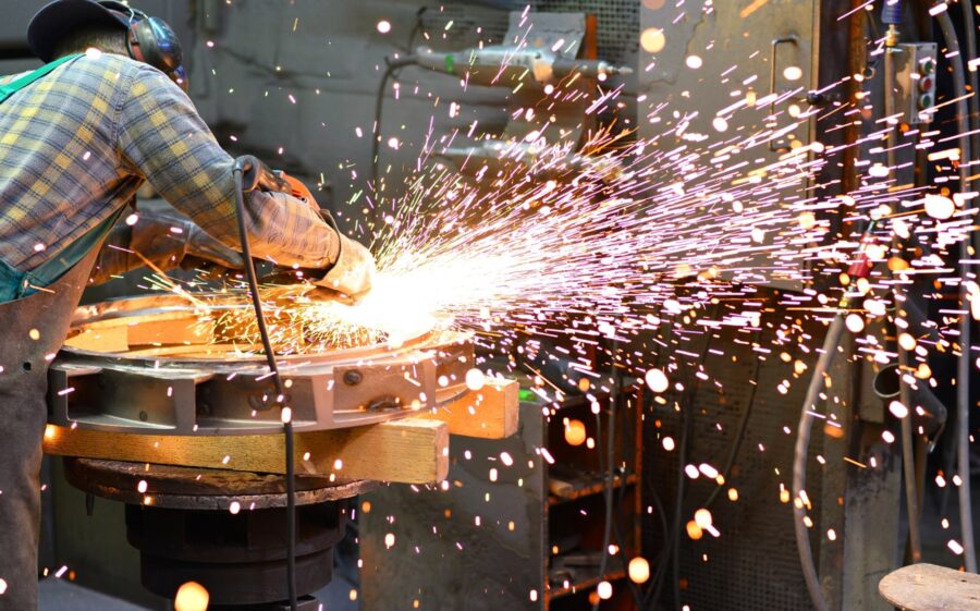 Auch für Metallbauer gibt es spezielle Branchen-Software Bild: Schweißer bei der Arbeit