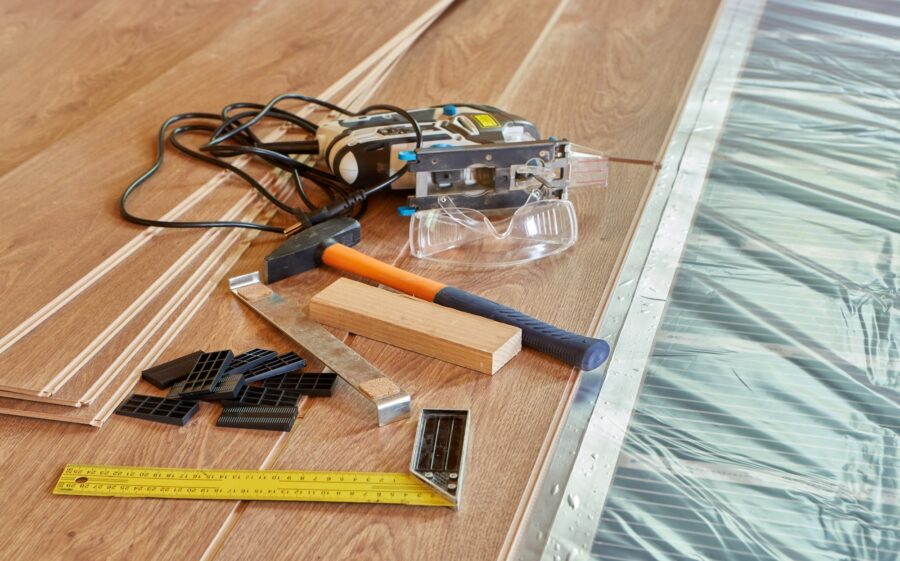 Drohende Baustopps bremsen den Klimaschutz aus Bild: Ein Haus wird saniert