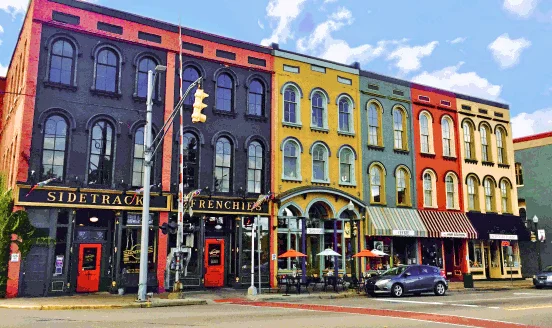Coloridos edificios en el distrito Depot Town de Ypsilanti, Míchigan