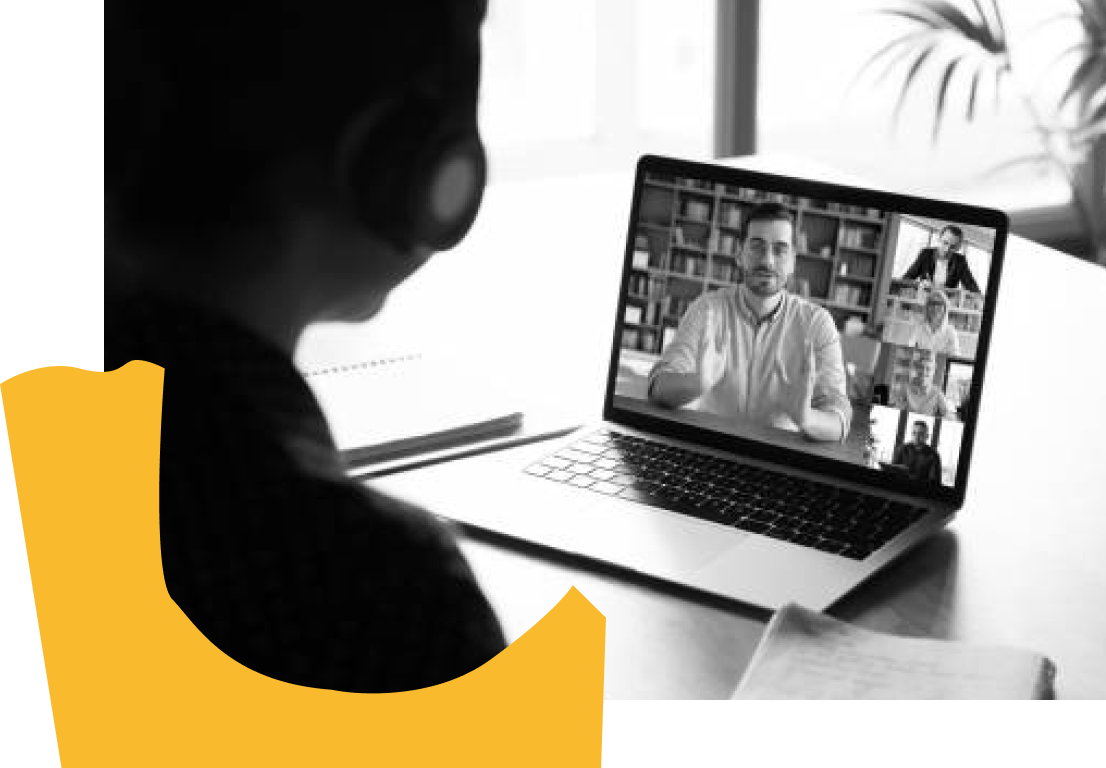 Schwarz-Weiß-Foto einer Person, die eine Videokonferenz mit einer anderen Person an einem Laptop führt