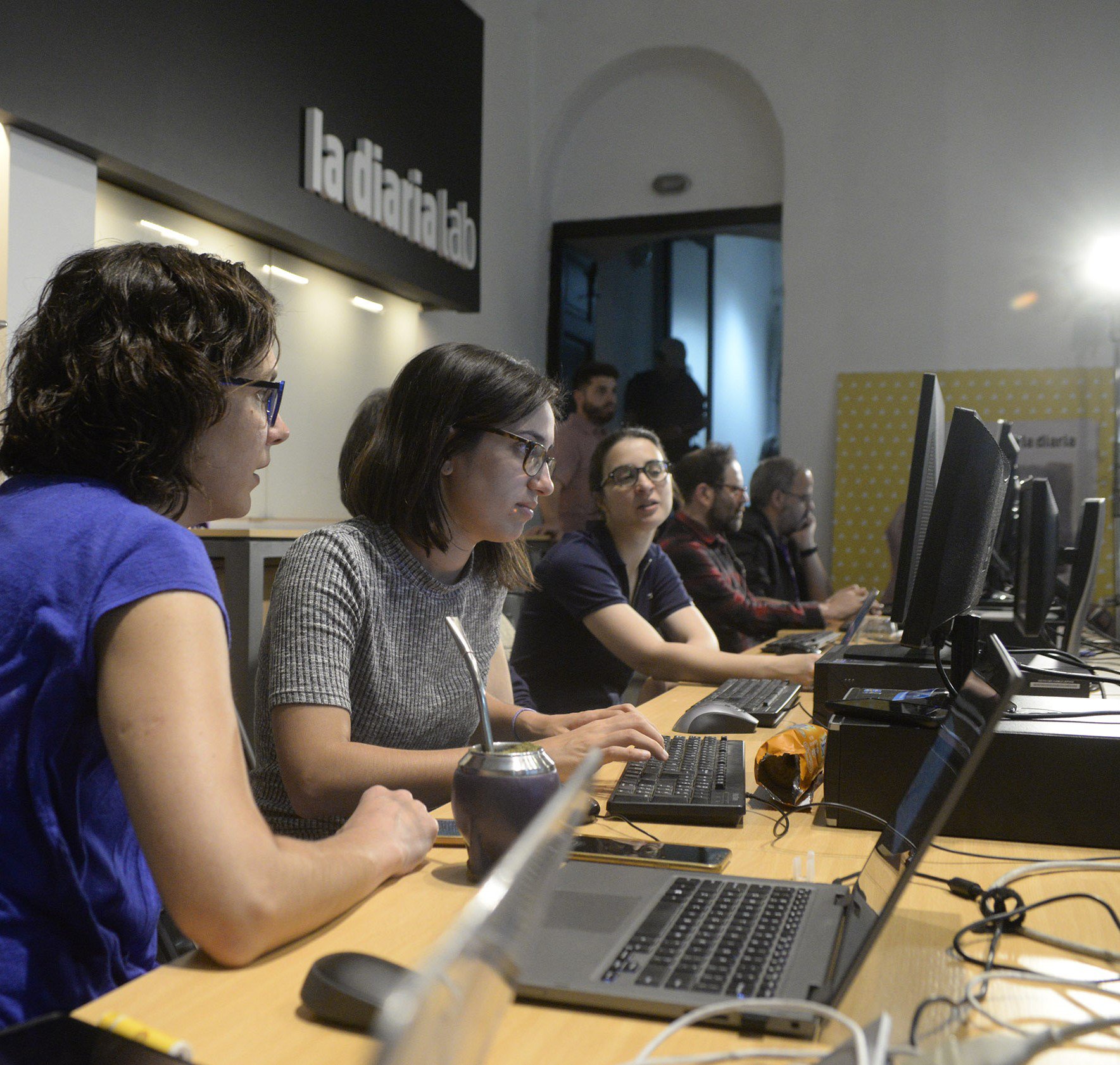 Periodistas trabajando en computadoras en La Diaria