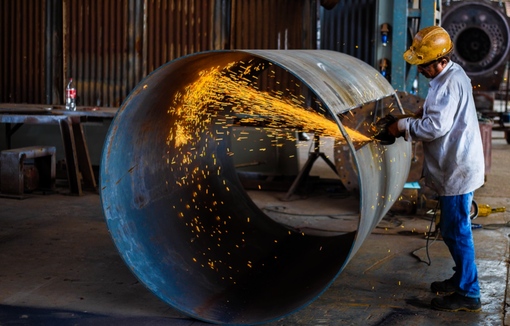 https://unsplash.com/de/fotos/mann-mit-gelbem-schutzhelm-und-winkelschleifer-mJi2I9KJPQ8.png