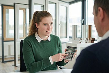 RENEWA Beraterin berät Kunden zur Förderung von Fenstern