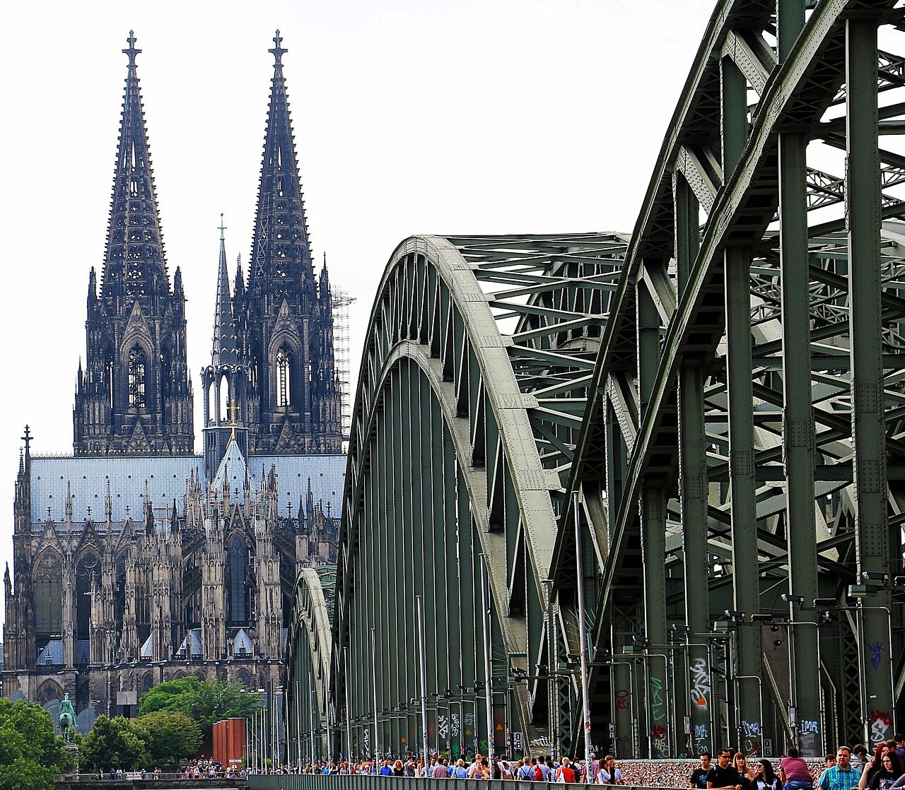 Die Rheinbrücke mit Blick auf Kölner Dom Rheinbrücke mit Blick auf Kölner Dom