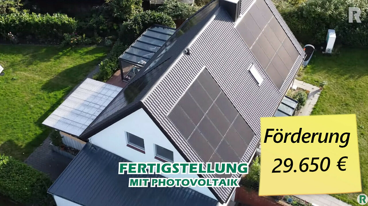 Die Immobilie nach der Sanierung - Dachsanierung, neue Heizung und neue PV-Anlage Eine Hausfassade nach der Sanierung