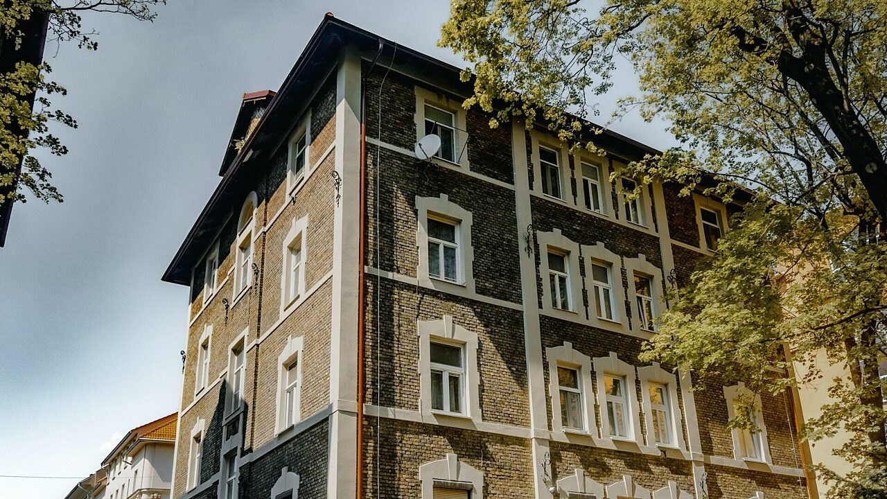 Unsere Energieberater von RENEWA messen für Sie die Luftdichte Ihres Gebäudes Außenansicht eines Hauses