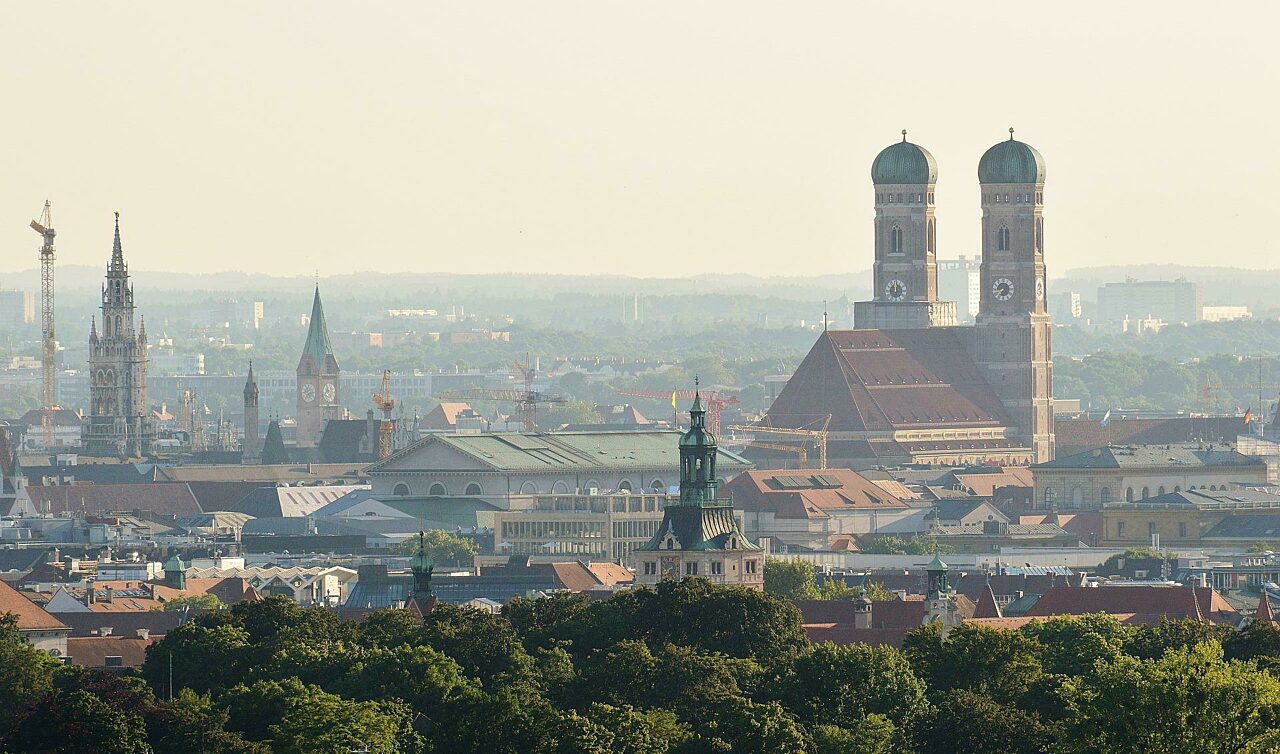 Die Münchner Skyline, die Frauenkirche und das Rathaus Die Münchner Skyline, die Frauenkirche und das Rathaus