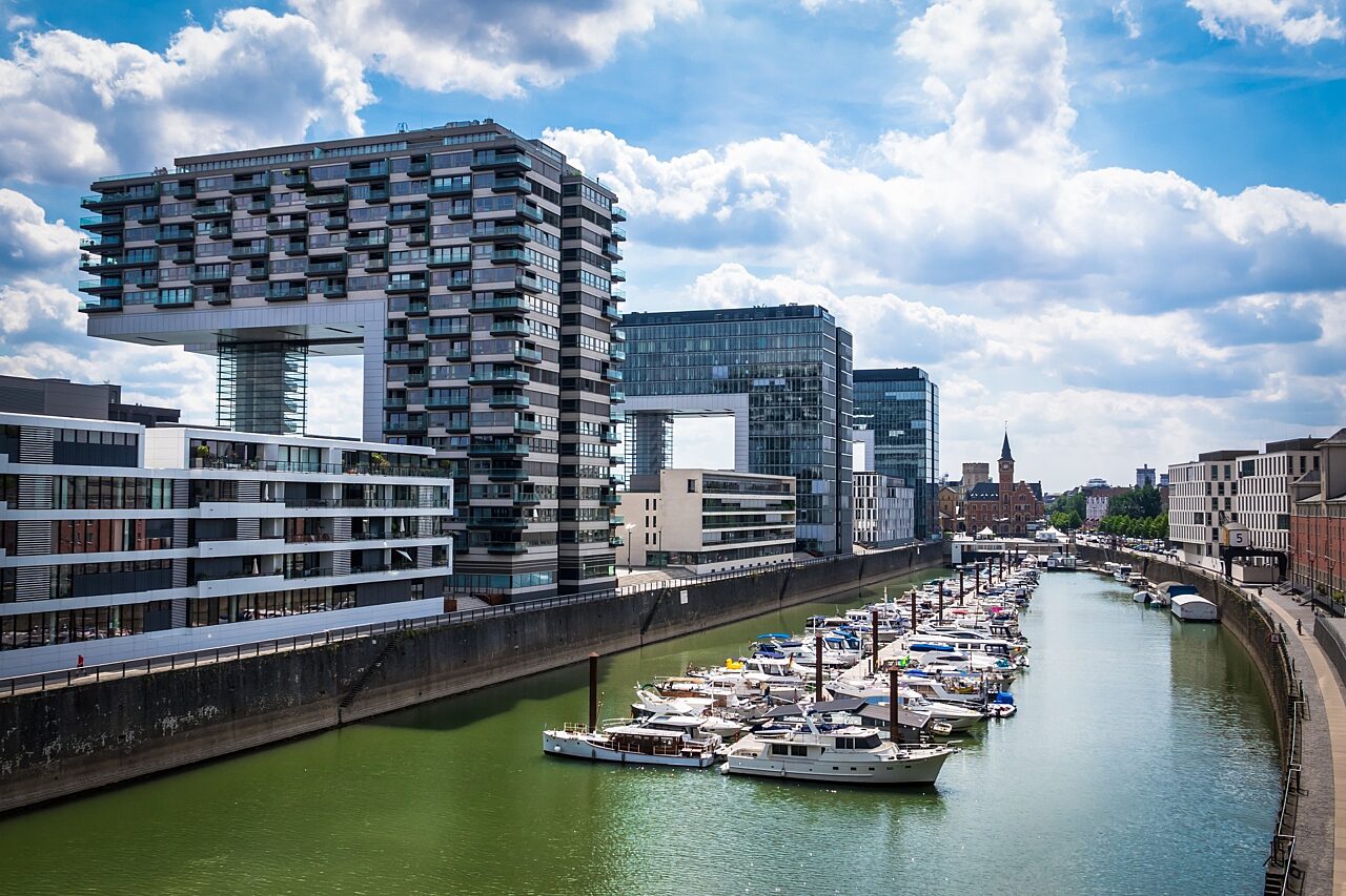 Der Kölner Hafen am Rhein Der Kölner Hafen am Rhein