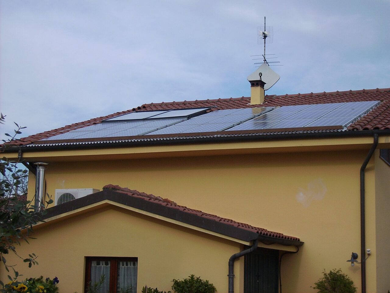 Unsere Energieberater von RENEWA führen für Sie eine Solarsimulation durch Eine Solarthermieanlage auf einem Dach