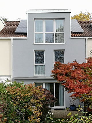 Die Hausfassade nach der Sanierung - Ansicht von Gartenseite Sanierte Fassade Ansicht von Gartenseite