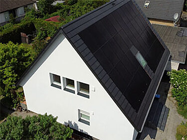 So sieht das sanierte Effizienzhaus 55 EE aus Saniertes Haus mit PV-Anlage
