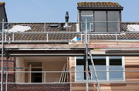 Lohnt sich die Förderung für Kernsanierung? Außenansicht Haus, das kernsaniert wird