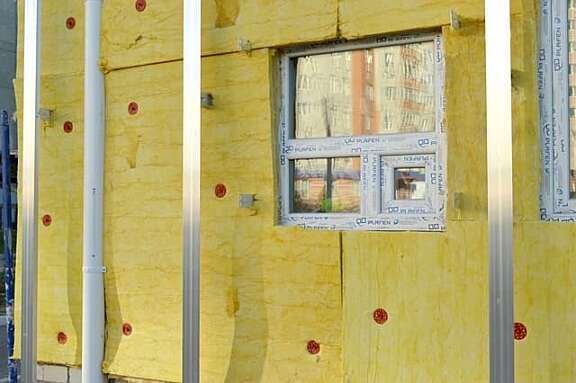 Eine Fassadenverkleidung während der Montage Fassadenverkleidung während der Montage
