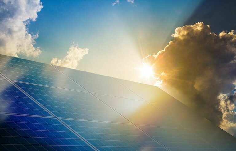 Solarmodule vor einer aufgehenden Sonne Solarmodule vor einer aufgehenden Sonne