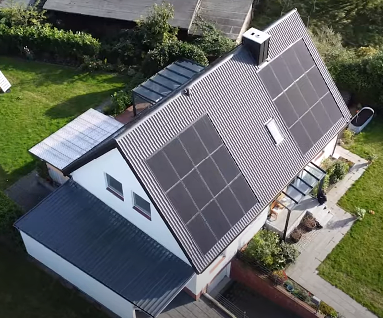 So sieht das Haus nach der Dachsanierung mit PV aus Nachher Bild einer Dachsanierung mit PV