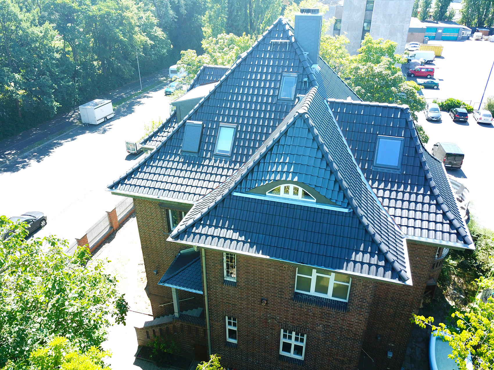 Bild: Steildachsanierung mit Dämmung und Solaranlage in Hannover Linden durch van der Velde Dächer