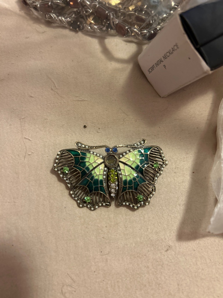 Not a diamond; costume jewelry piece featuring imitation crystals or glass stones. - Mixed (Round, Melee)