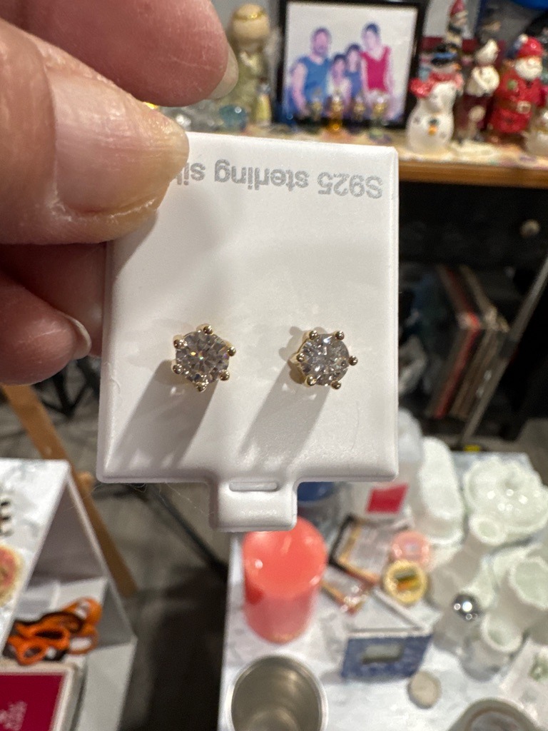 Cubic Zirconia (implied by S925 sterling silver stamp and common fashion jewelry indicators) - Round Brilliant