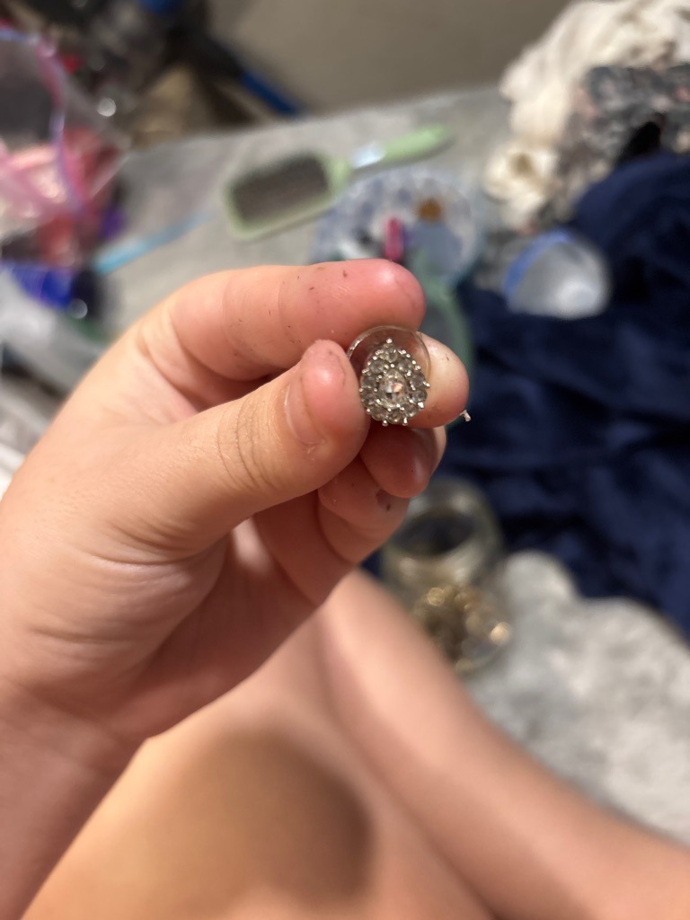 Natural Diamond (cluster setting) - Pear-shaped cluster (comprising a central round brilliant with smaller round accent stones)