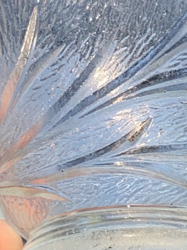 Not applicable - the image depicts textured or frosted glassware rather than a diamond. - Not applicable
