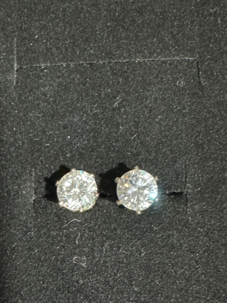 Natural diamond (assumed based on presentation) - Round Brilliant