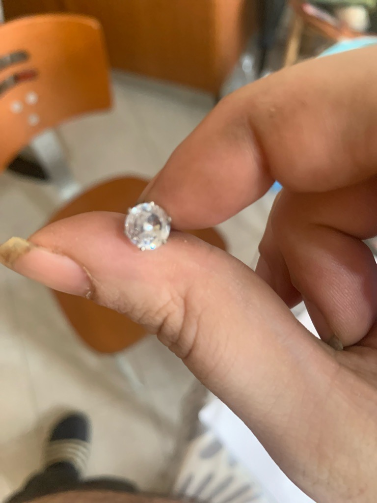 Simulated (Likely Cubic Zirconia or glass) - Round Brilliant