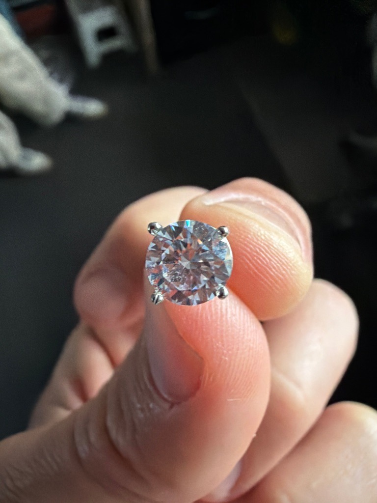 Natural Diamond (Assumed based on standard jewelry presentation) - Round Brilliant