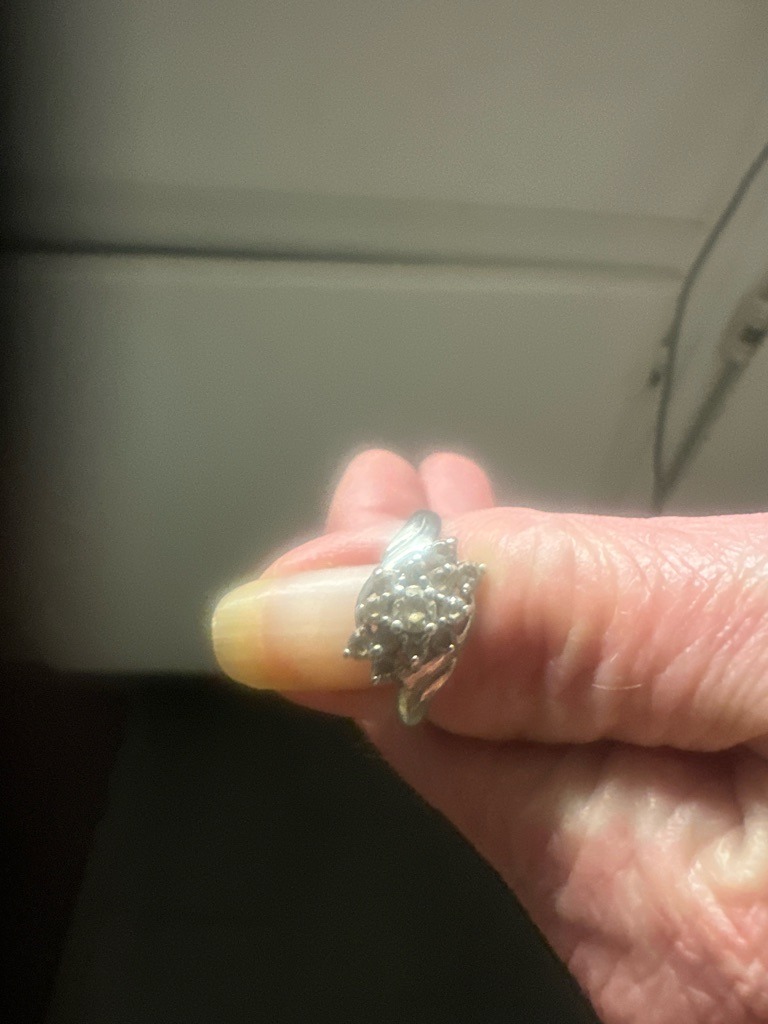 Natural Diamond (cluster setting) - Round Brilliant (cluster formation)
