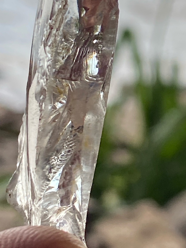Natural rough diamond crystal - Rough crystal / Uncut elongated octahedral fragment