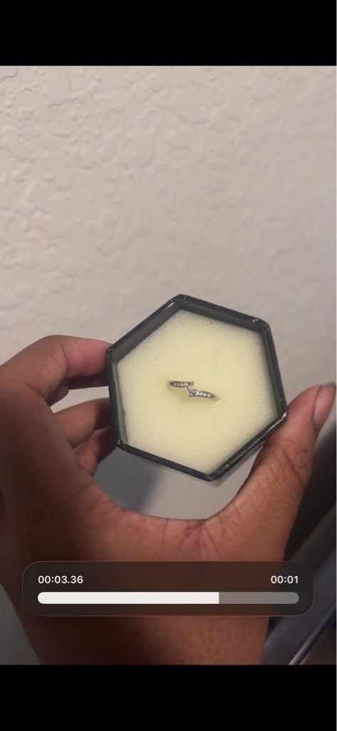 Natural Diamond - Round Brilliant (accent stones), Bypass ring style