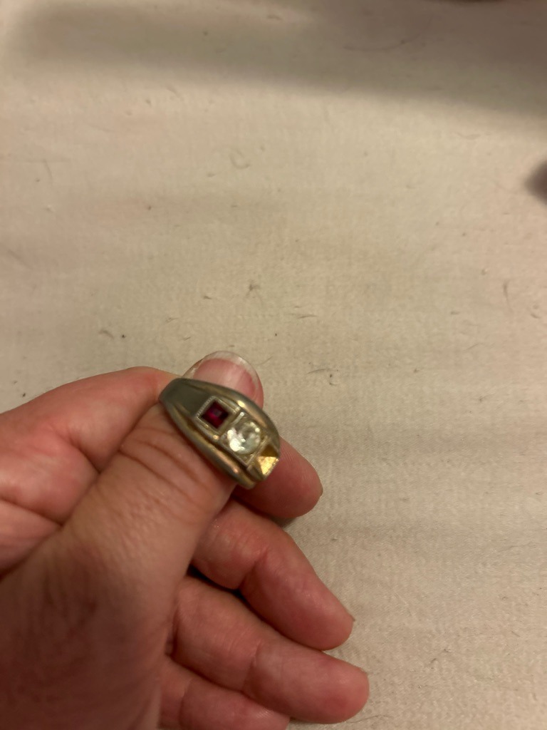 Natural Diamond (estimated based on the vintage style setting) - Round Brilliant