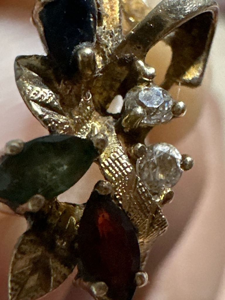 Natural (Likely costume jewelry accents) - Round Brilliant