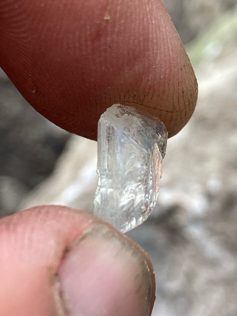 Natural rough crystal - Rough uncut crystal (octahedral/elongated formation)