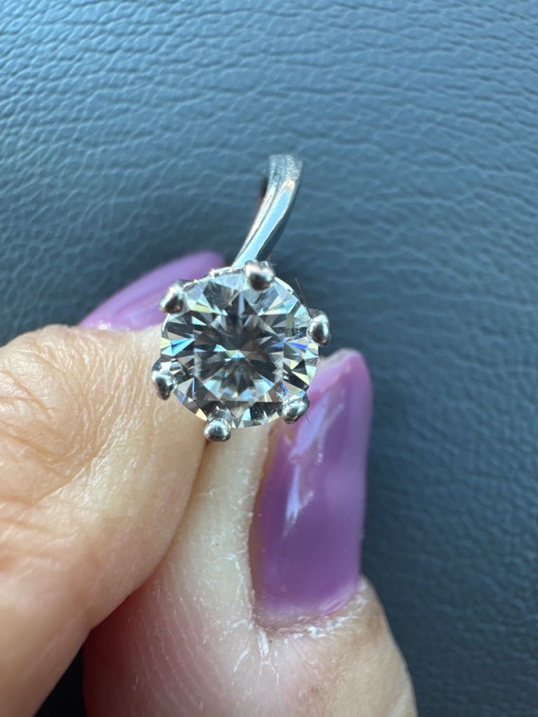 Natural Diamond (likely) - Round Brilliant