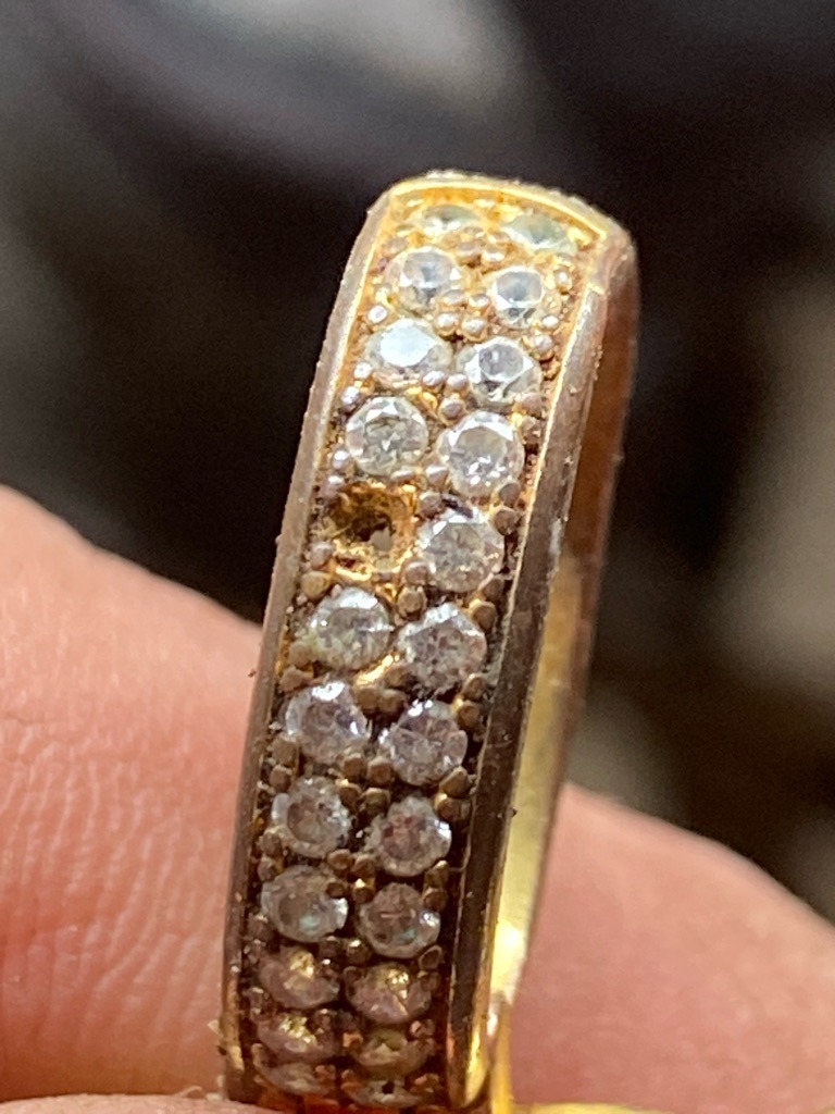 Natural Diamonds (Pavé-set melee) - Round Brilliant