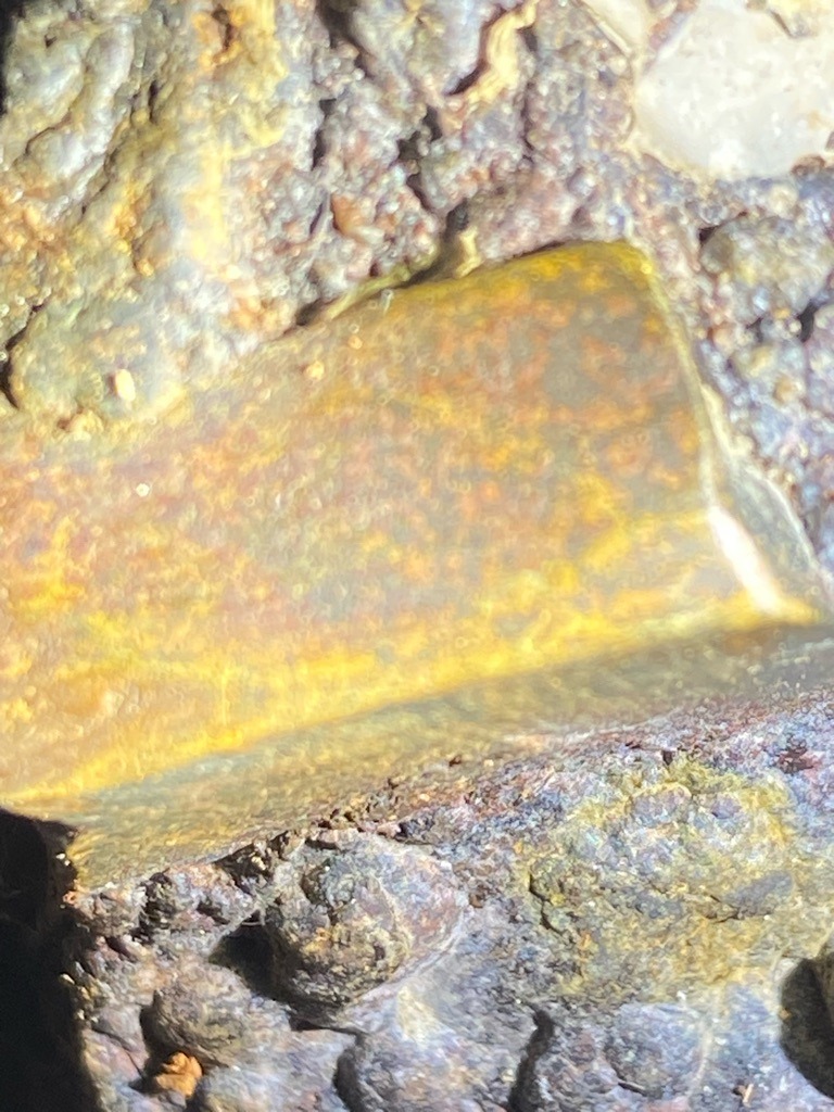 Natural rough diamond - Rough crystal / Octahedral fragment