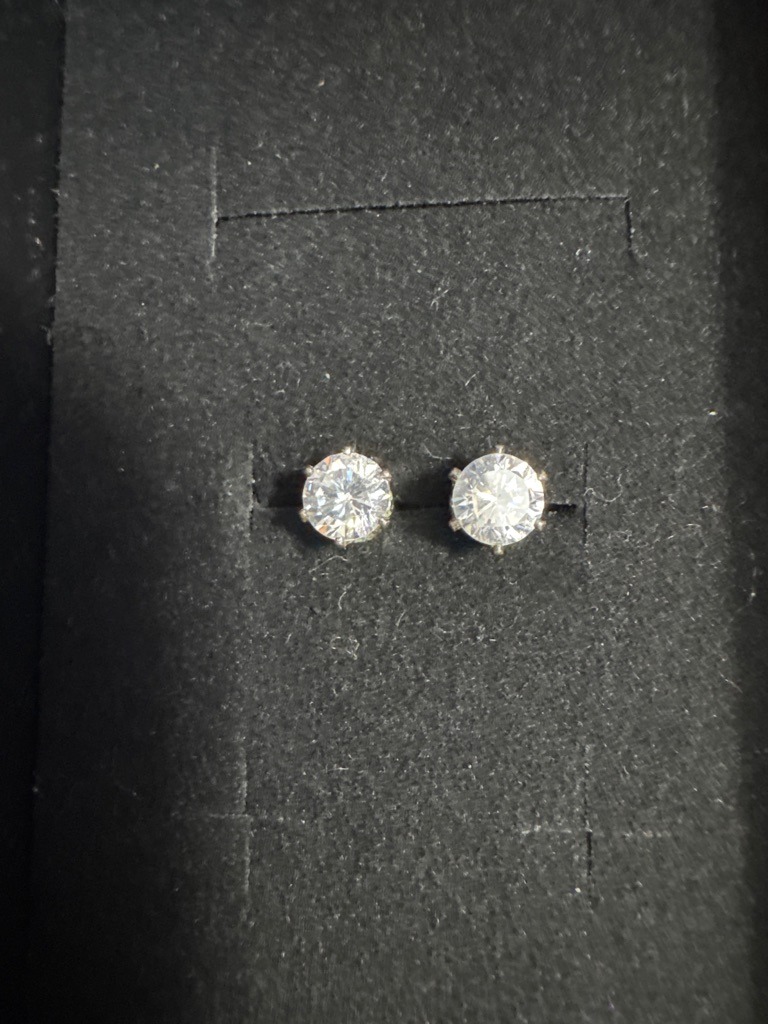 Natural Diamond (Assumed based on standard jewelry presentation) - Round Brilliant