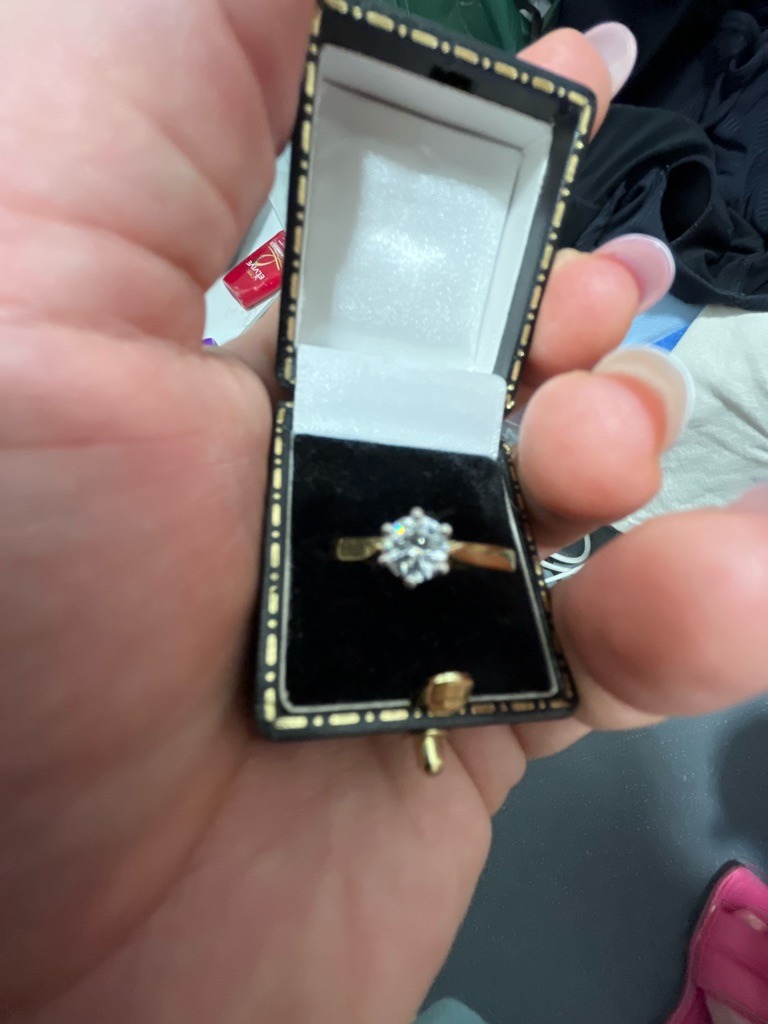 Natural Diamond (Presumed based on presentation) - Round Brilliant